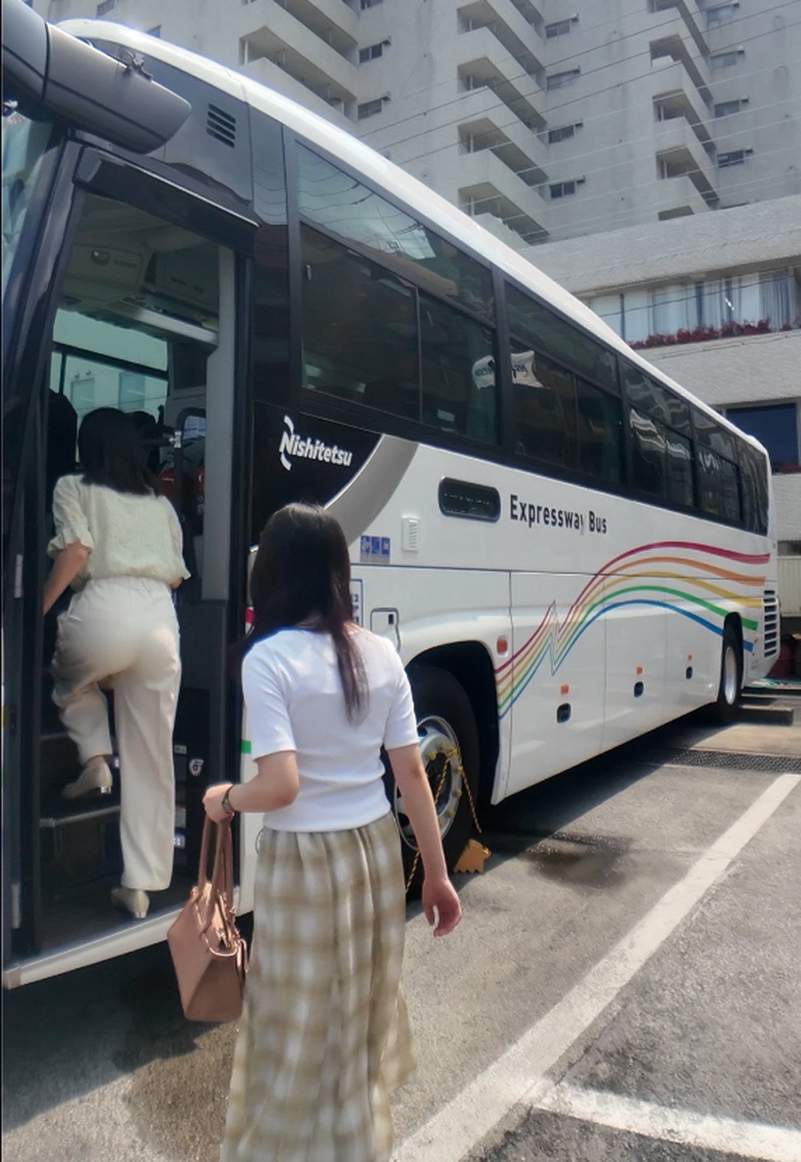 バスに乗車する様子