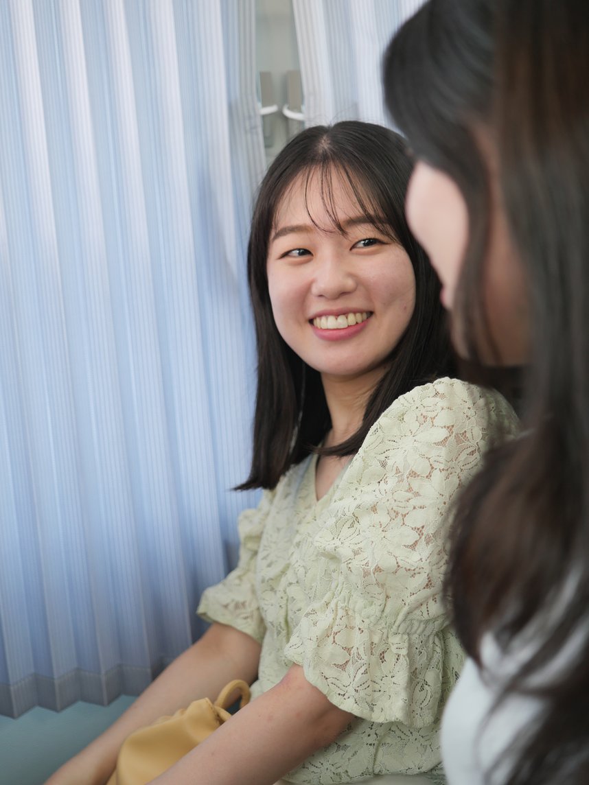 車内で笑顔の女性