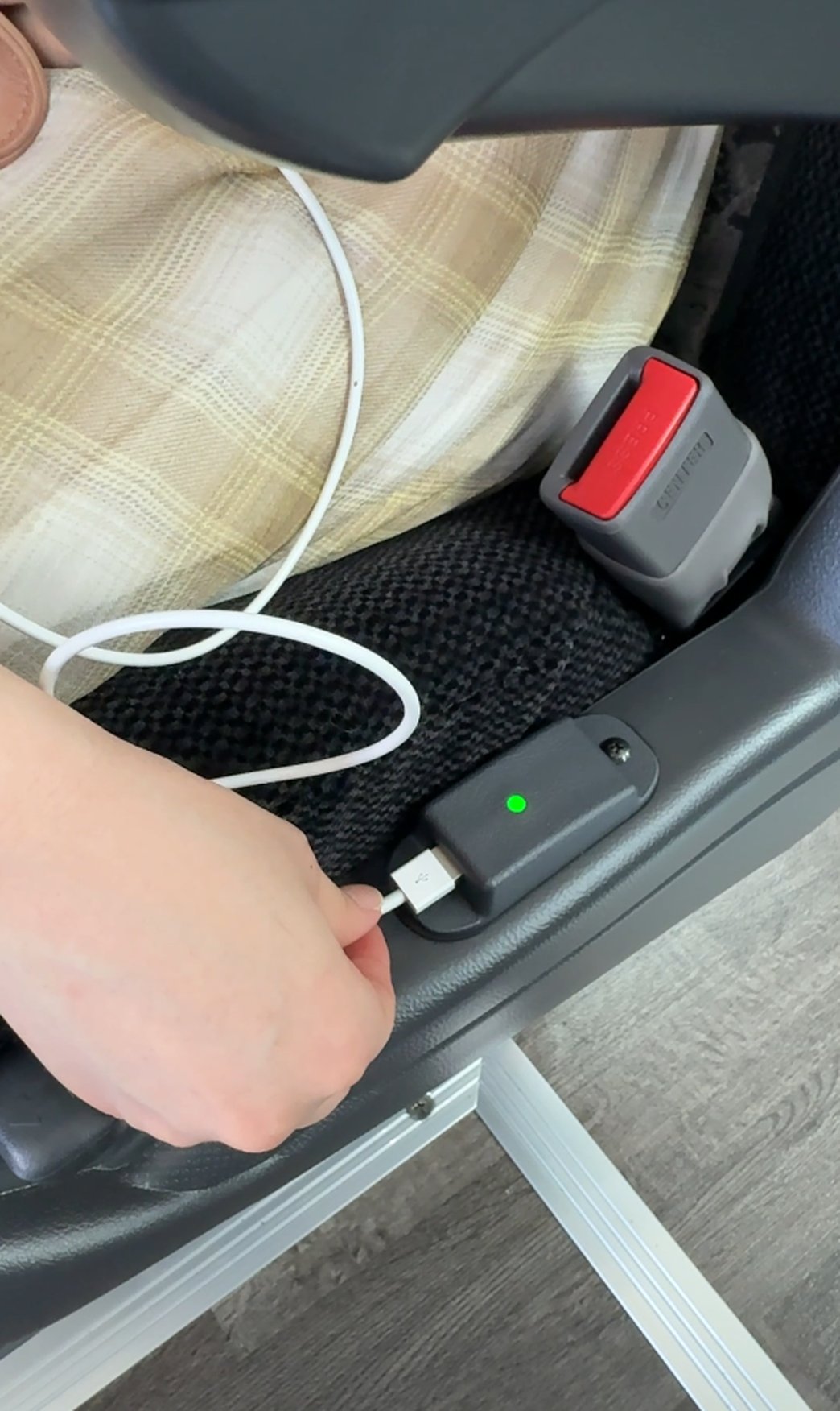 座席の充電設備