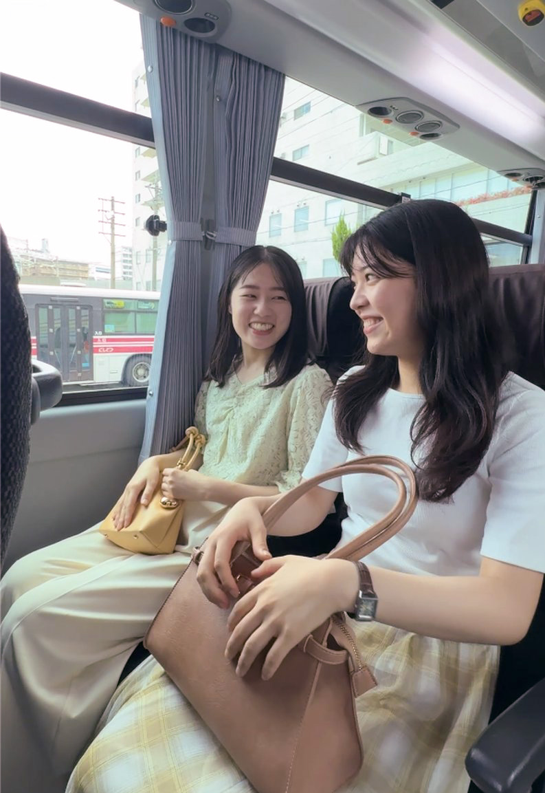 指定席に座る2人