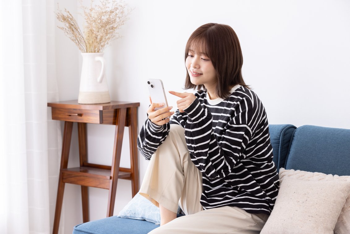 スマホで予約する女性